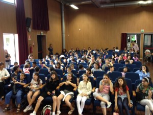 I ragazzi e i loro insegnanti durante la presentazione di Evelyn Starr